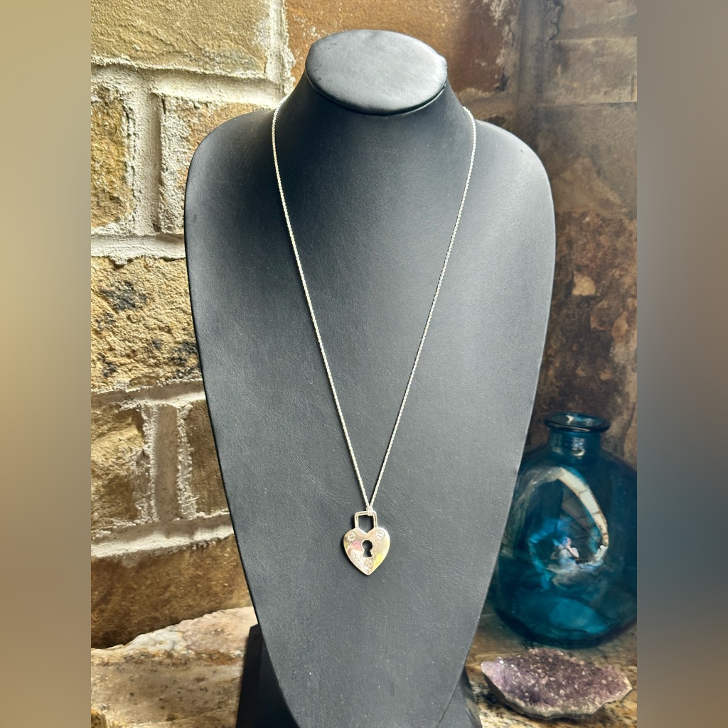 Jaclyn Smith Silver Heart Necklace 18$